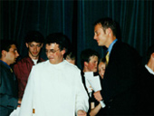 Schulleiter Pater Alfred Bell übergibt mir mein Abiturzeugnis im Juni 1998 